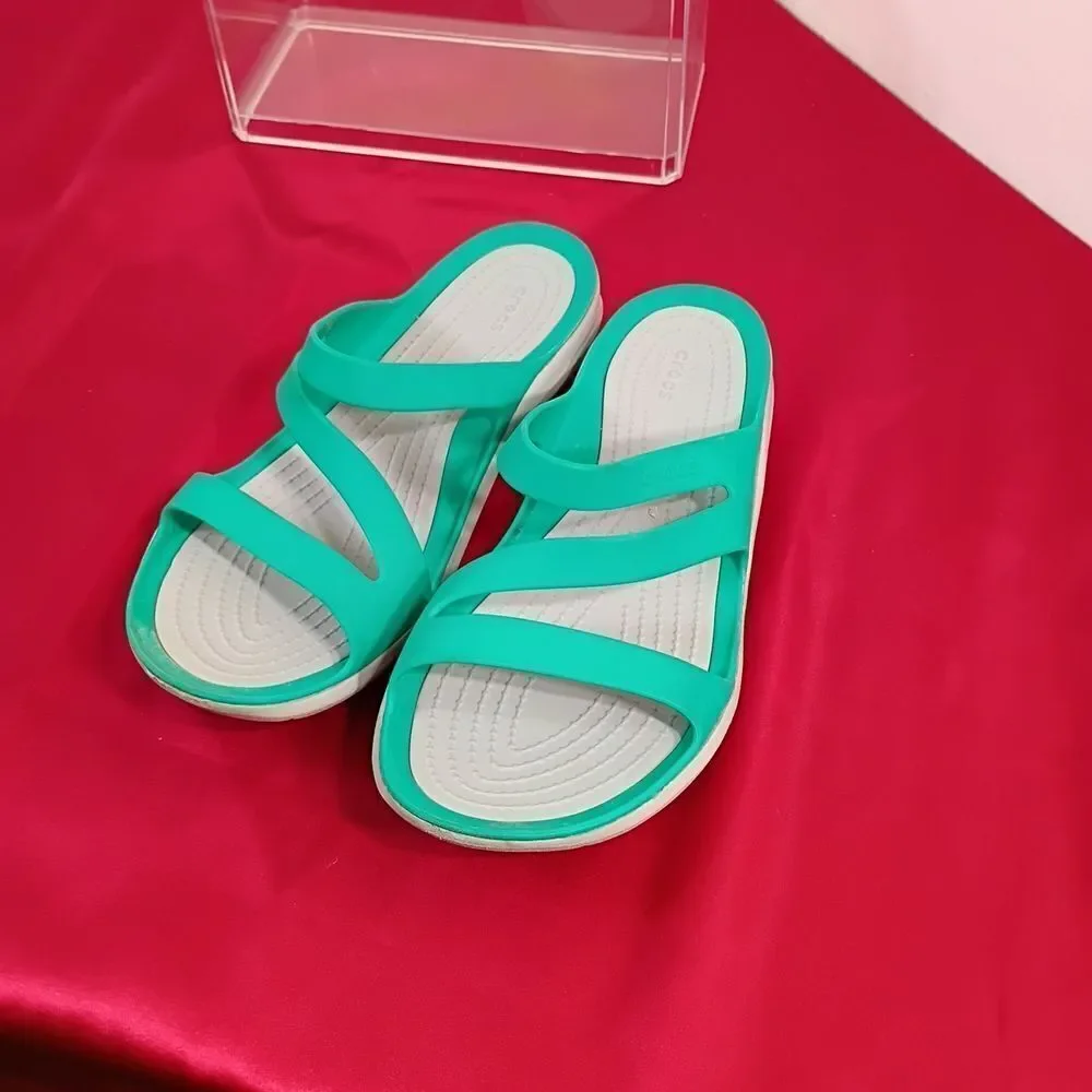 Crocs Swiftwater Teal Flip-Flops Women’s Size 7 Shoes Beach Sandals